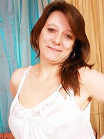 MILF with huge natural rack gives porn a shot!